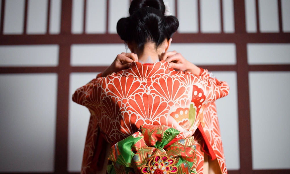 アンティーク着物の特徴とは?時代ごとの魅力や見分け方を解説